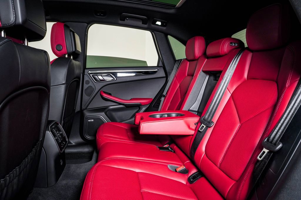 Certified 2025 Porsche Macan image 17