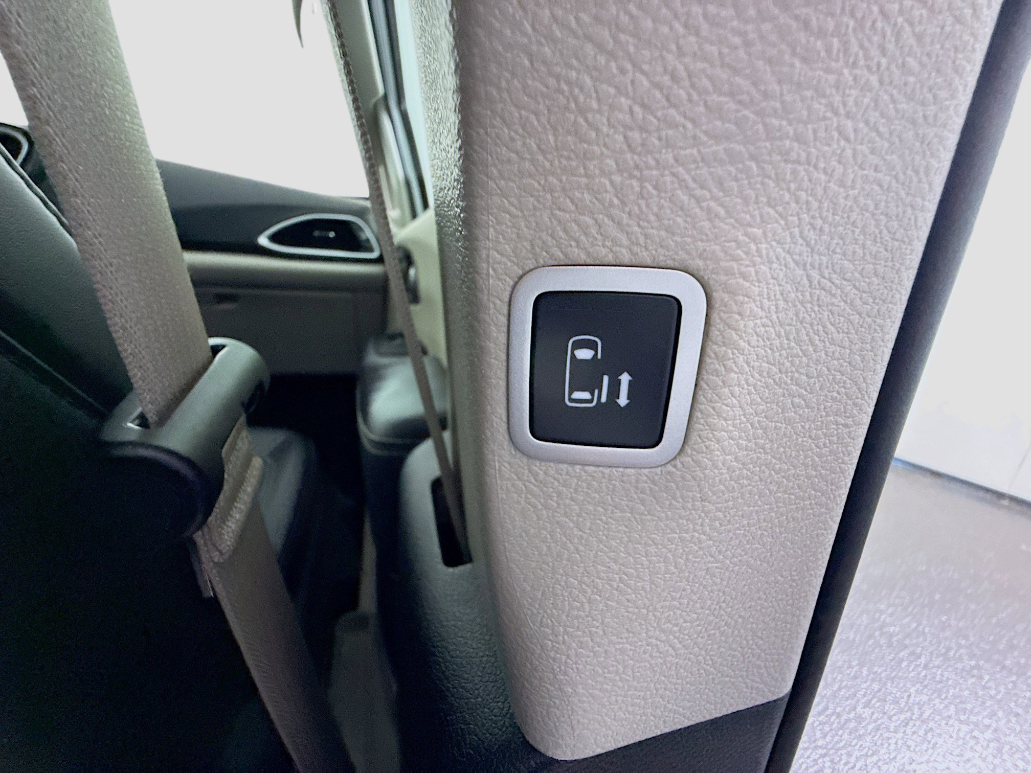 Used 2024 Chrysler Pacifica Touring-L FWD image 39