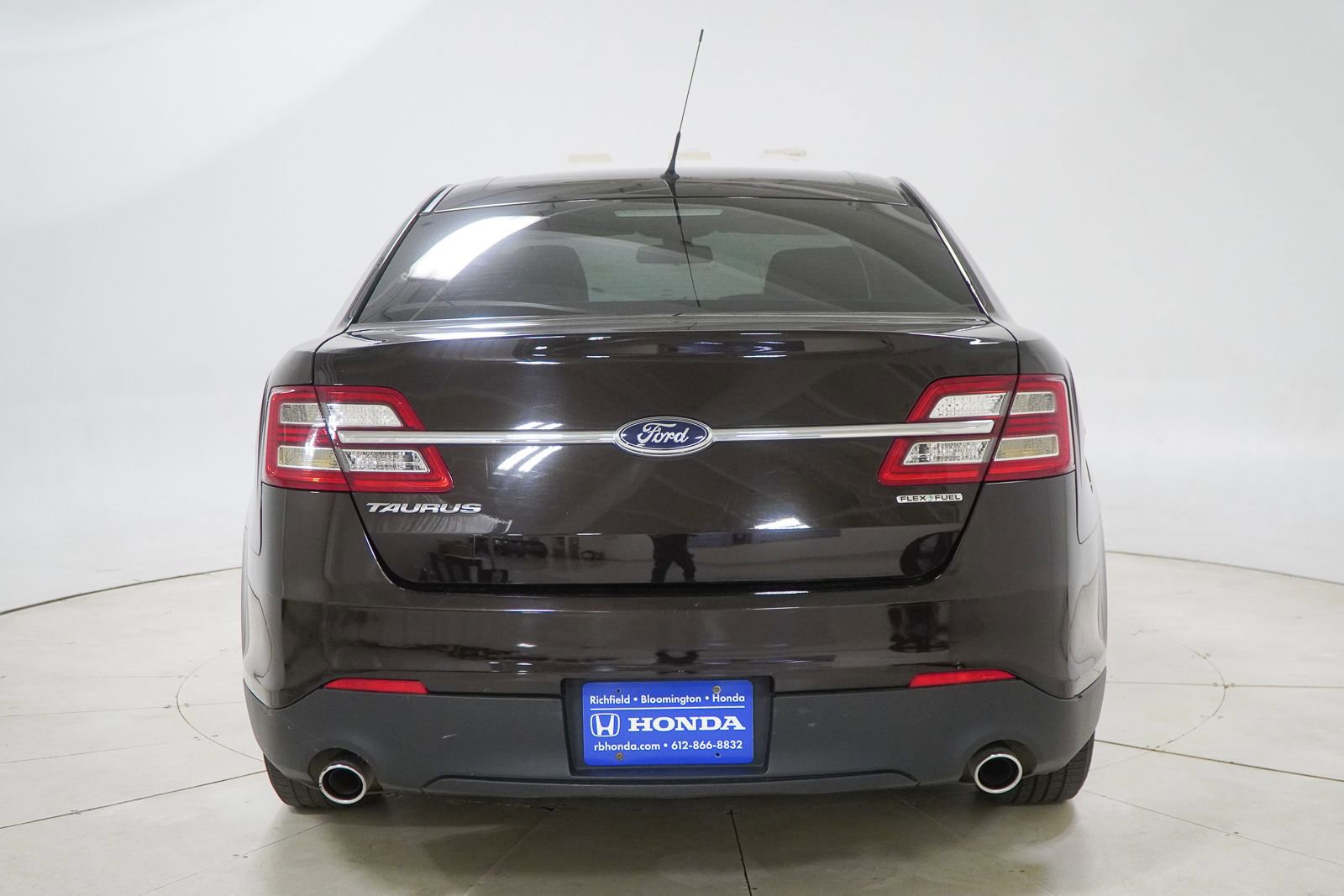 Used 2014 Ford Taurus SE FWD image 8