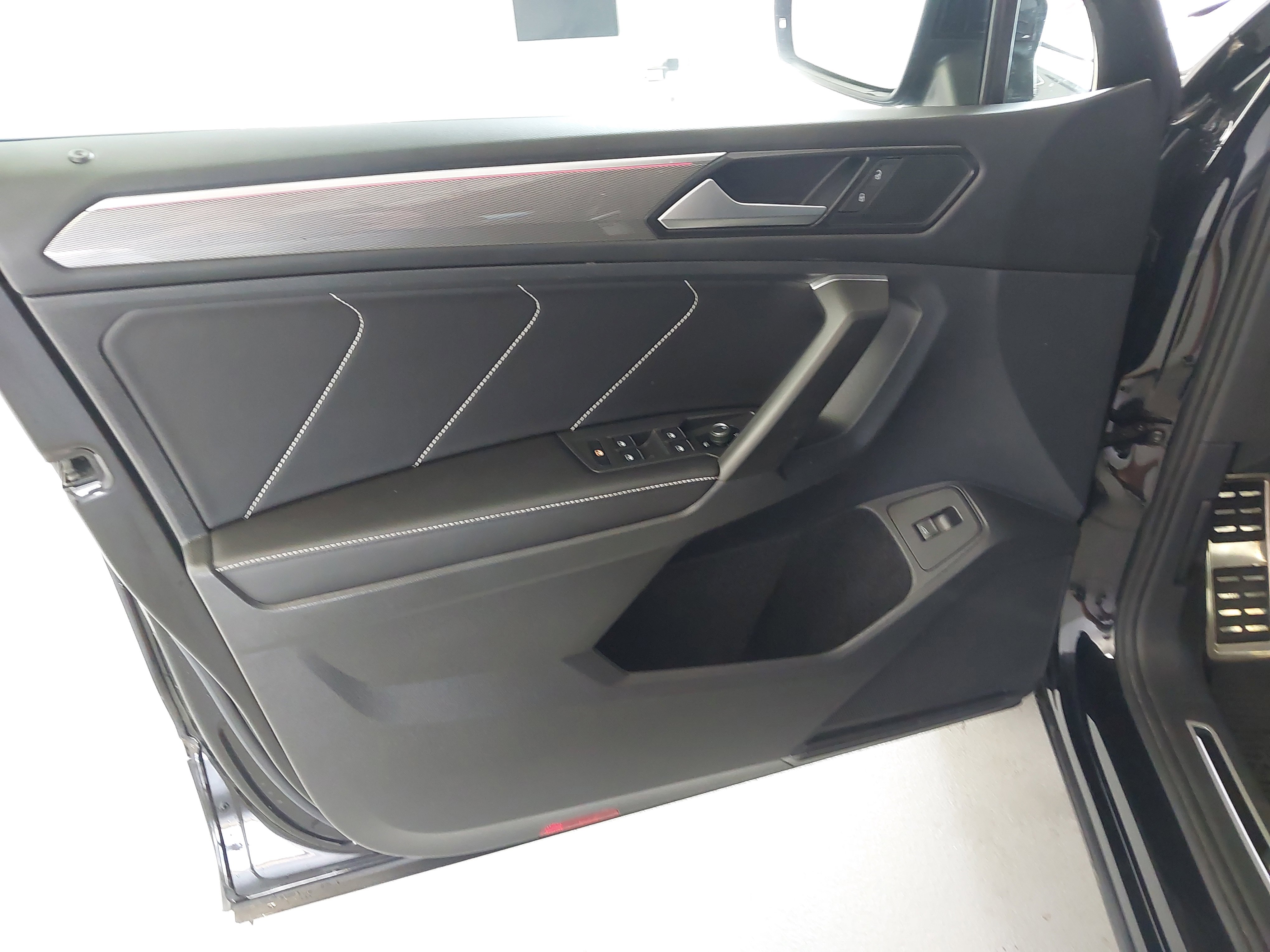 Used 2022 Volkswagen Tiguan SE R-Line image 24