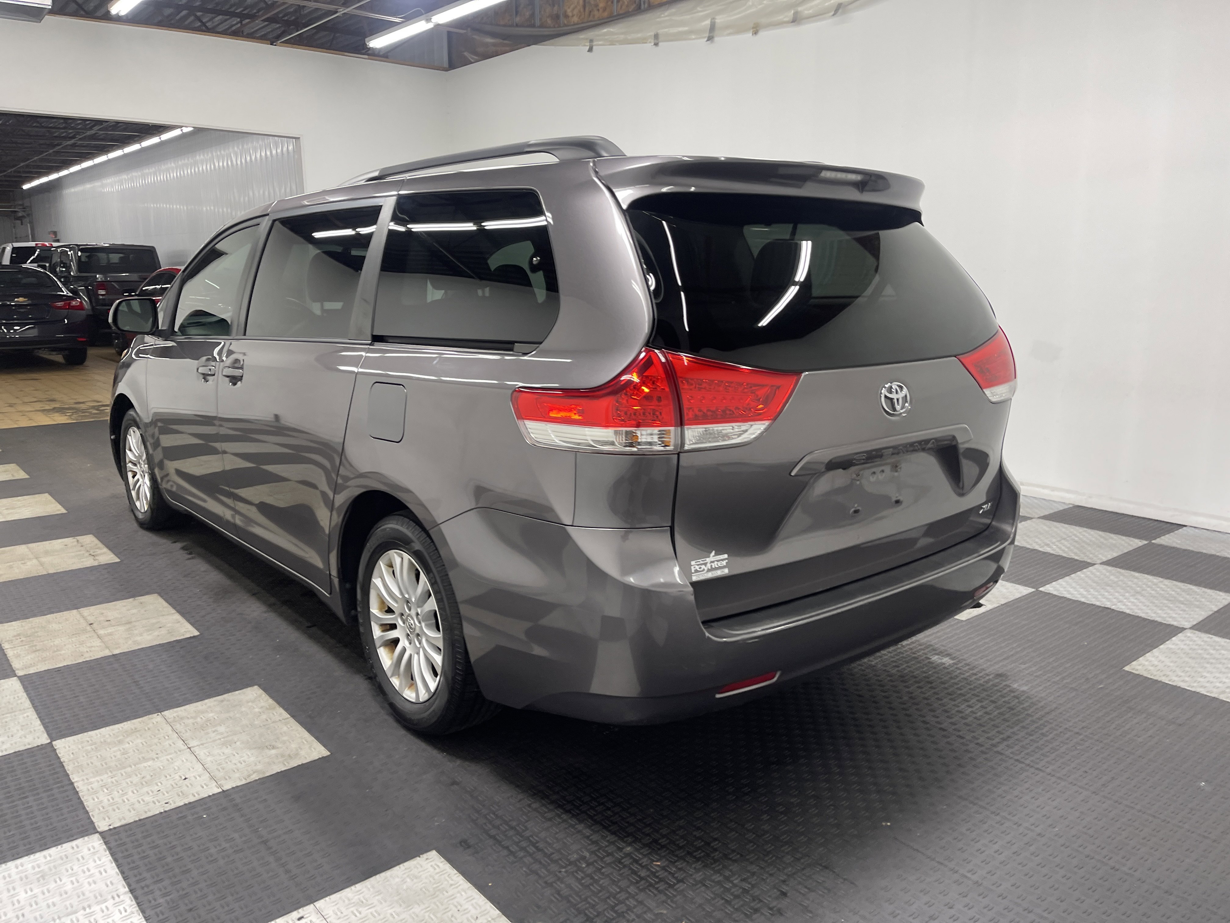 Used 2014 Toyota Sienna XLE image 2