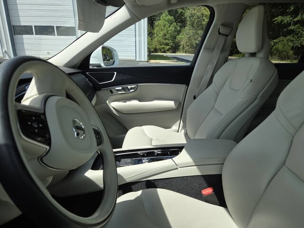 Used 2020 Volvo XC90 T6 Momentum w/ Protection Package Premier AWD/4WD image 3