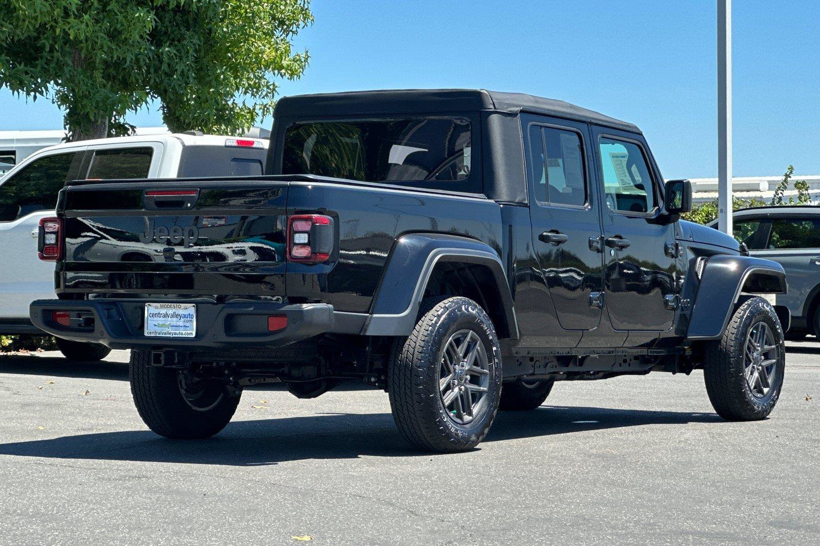 Certified 2025 Jeep Gladiator Sport AWD/4WD image 3