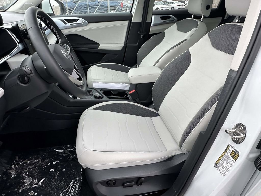 New 2026 Volkswagen Taos SE image 13