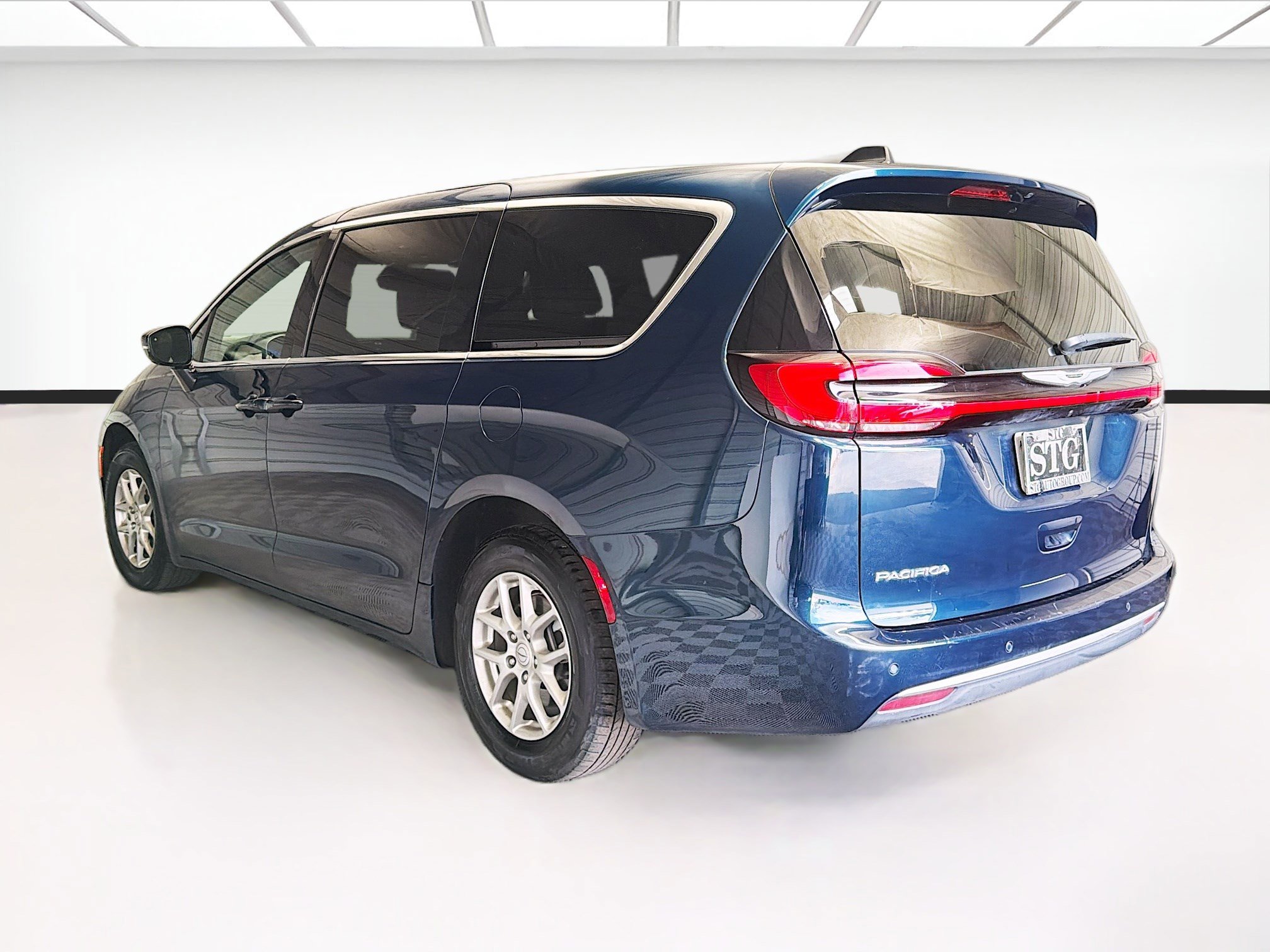 Used 2025 Chrysler Pacifica Select FWD image 6