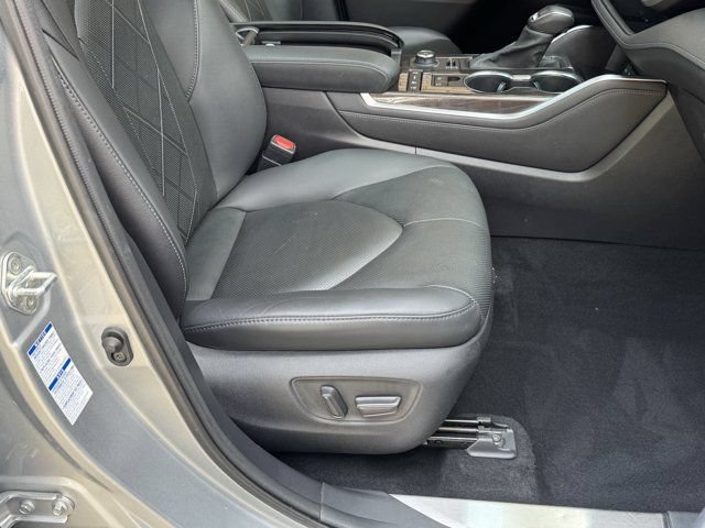 Used 2020 Toyota Highlander Platinum AWD/4WD image 16