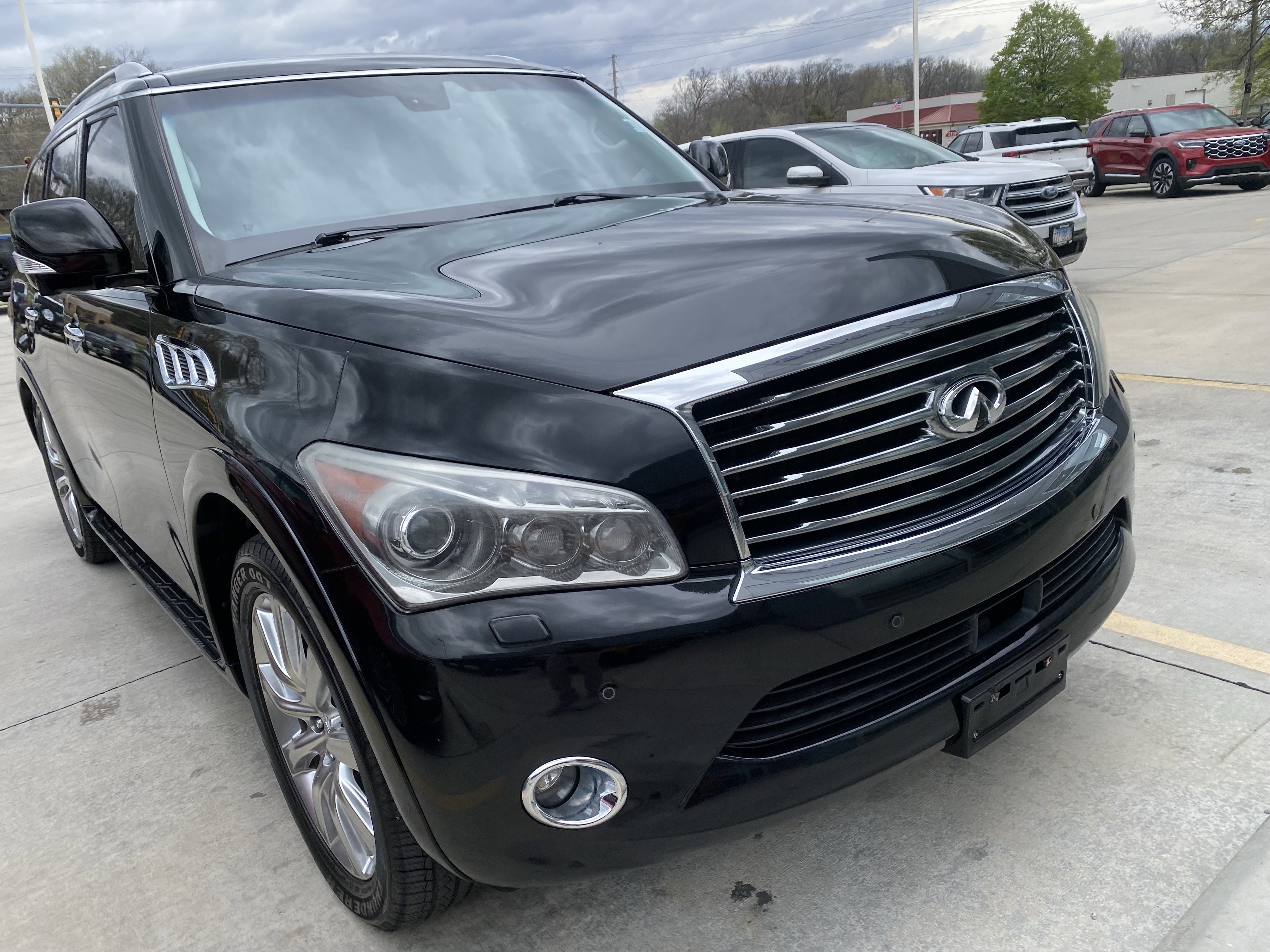 Used 2013 INFINITI QX56 4WD w/ Deluxe Touring Pkg image 3