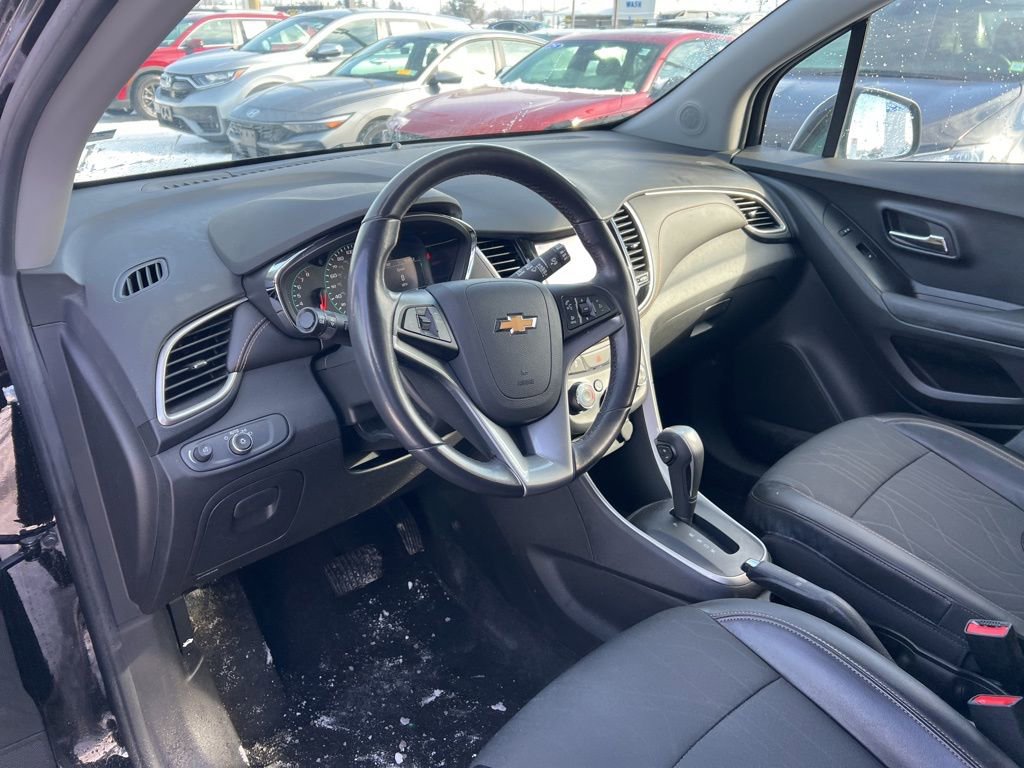 Used 2022 Chevrolet Trax LT w/ LT Convenience Package image 9