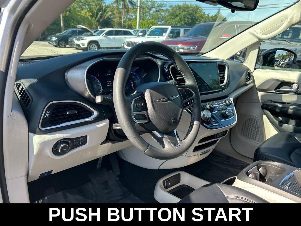 Used 2024 Chrysler Pacifica Touring-L FWD image 11