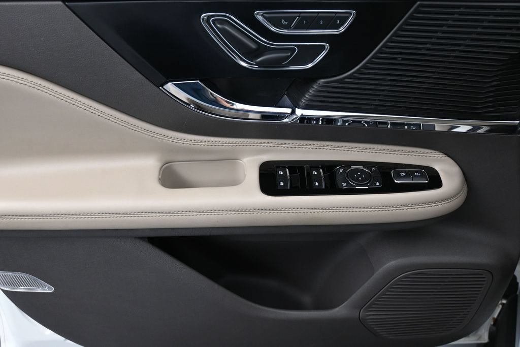 Used 2021 Lincoln Corsair AWD image 12