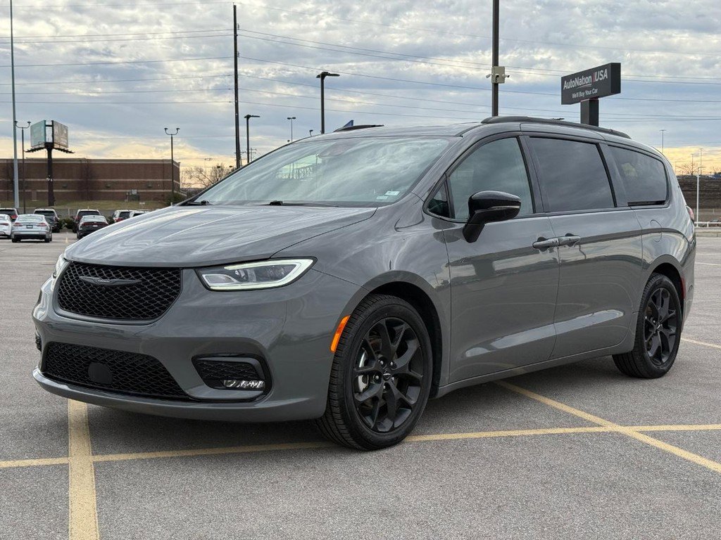 Used 2025 Chrysler Pacifica Limited image 1