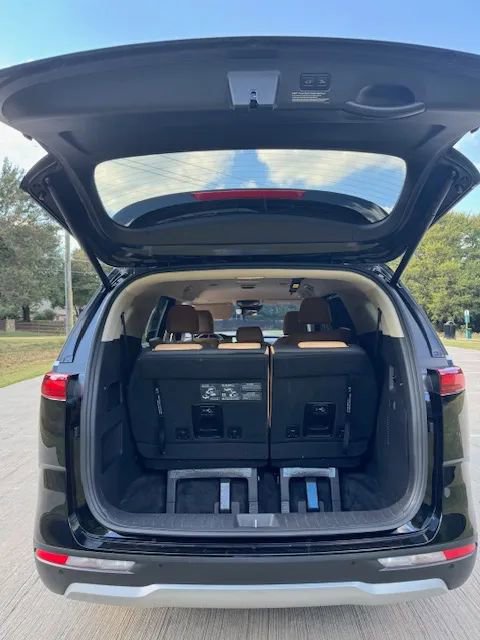 Used 2024 Kia Carnival EX image 8