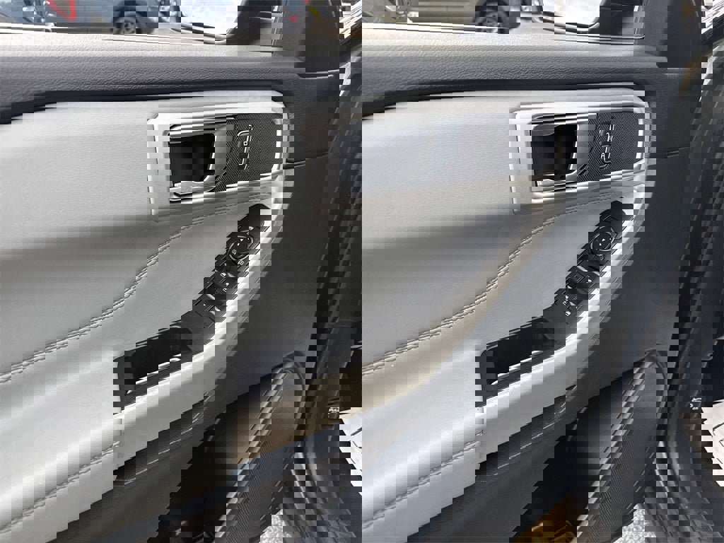 Used 2022 Ford Explorer XLT w/ Equipment Group 202A image 16