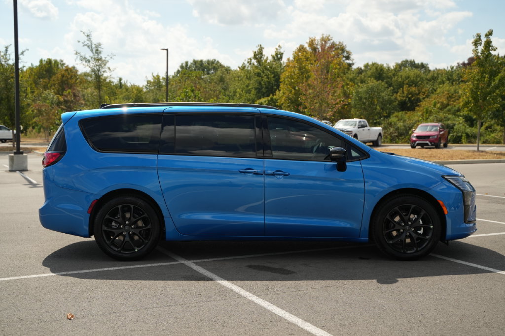 New 2027 Chrysler Pacifica Limited FWD image 8
