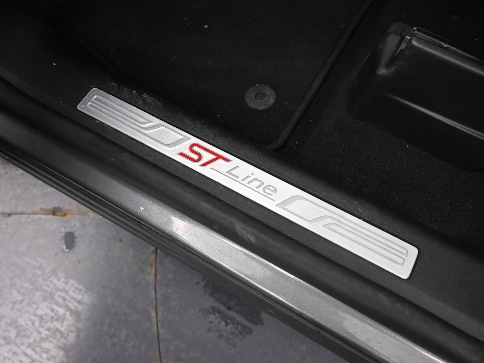 Used 2025 Ford Explorer ST-Line w/ ST-Line Street Pack image 11