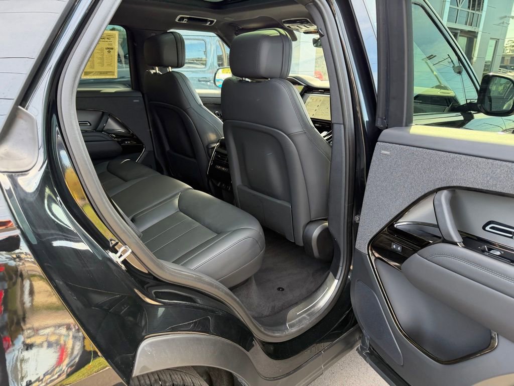 Used 2025 Land Rover Range Rover Sport SE image 32