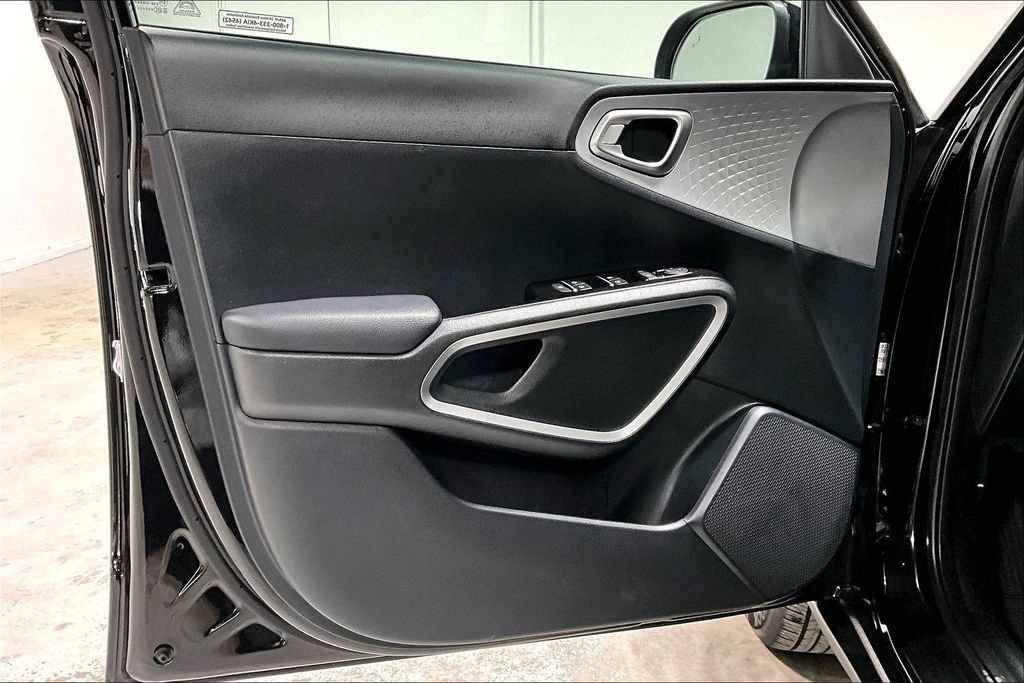 Used 2025 Kia Soul LX w/ LX Technology Package FWD image 21