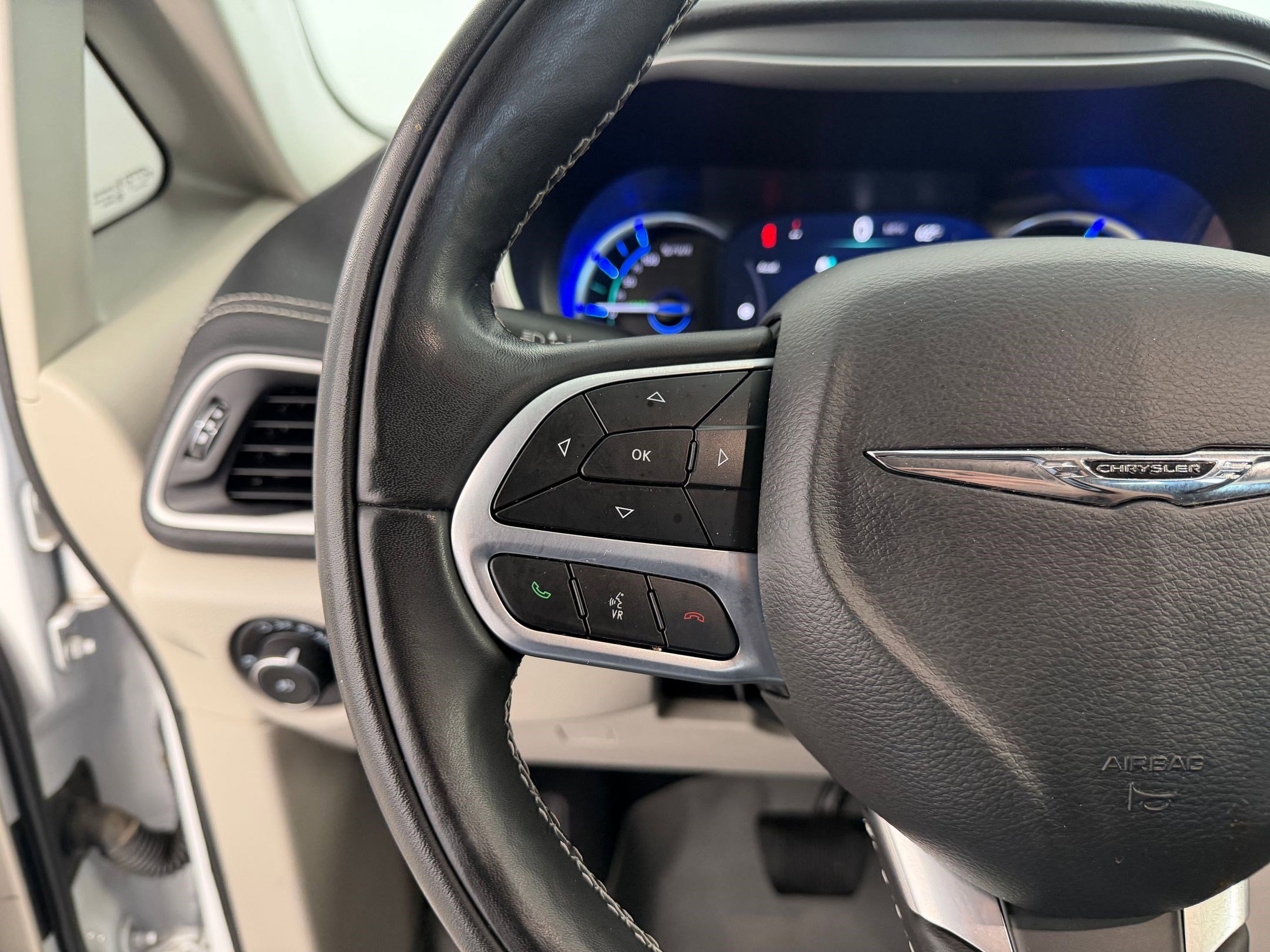 Used 2022 Chrysler Pacifica Touring-L image 16