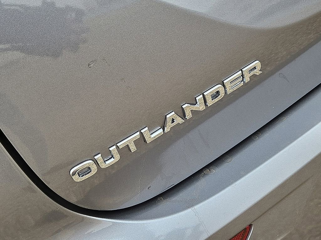 Used 2023 Mitsubishi Outlander SE image 11