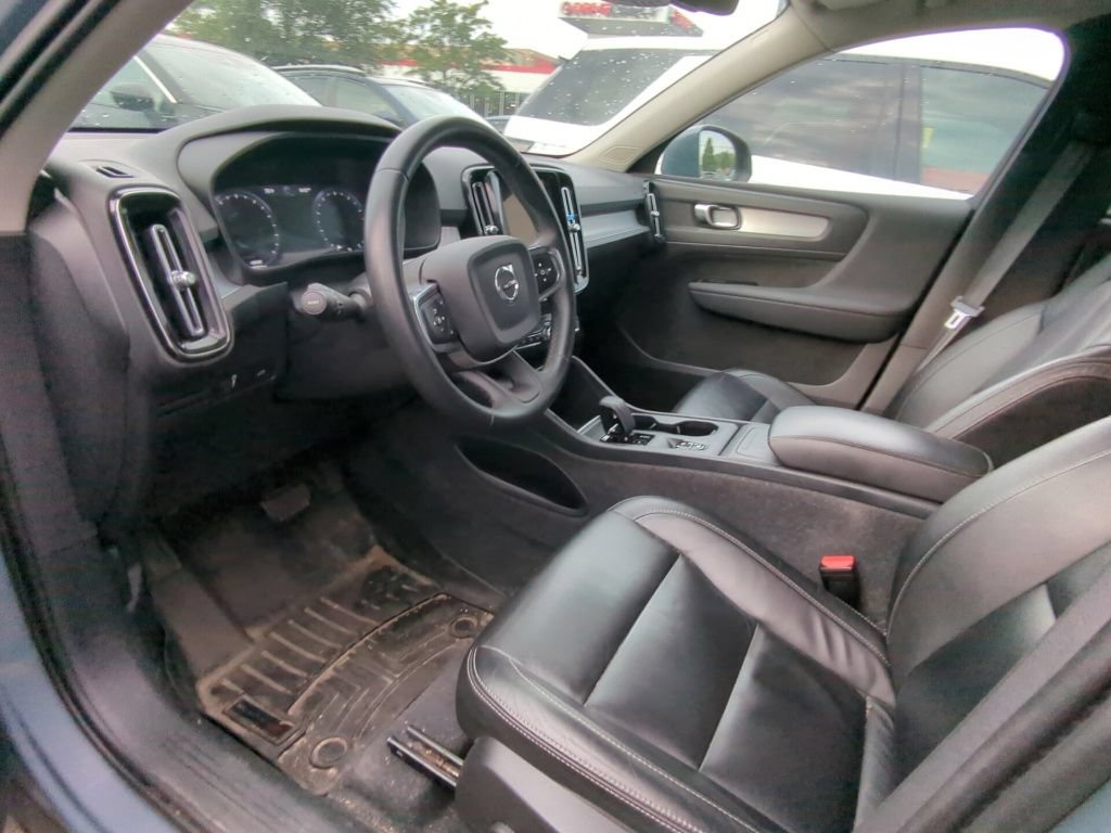 Used 2022 Volvo XC40 T4 Momentum FWD image 7