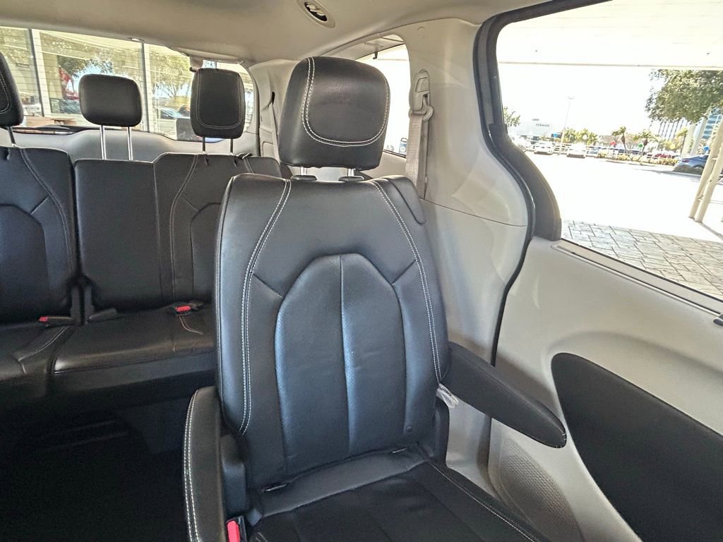 Used 2022 Chrysler Pacifica Touring-L image 13