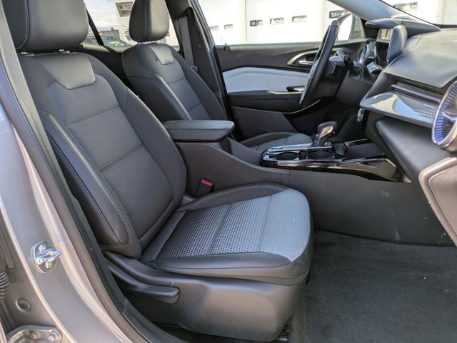 Used 2025 Chevrolet Trax LT w/ LT Convenience Package FWD image 34
