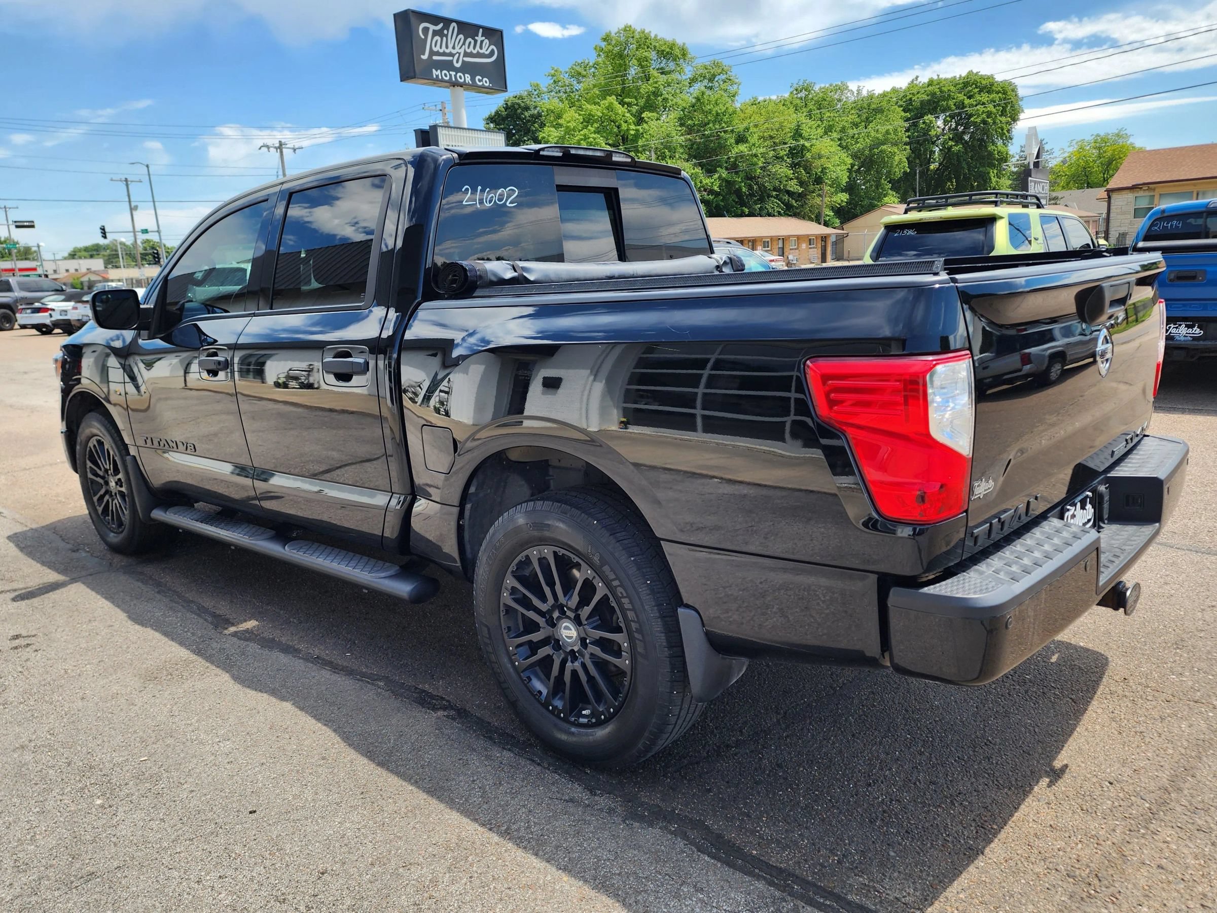 Used 2018 Nissan Titan SV w/ SV Convenience Package AWD/4WD image 5