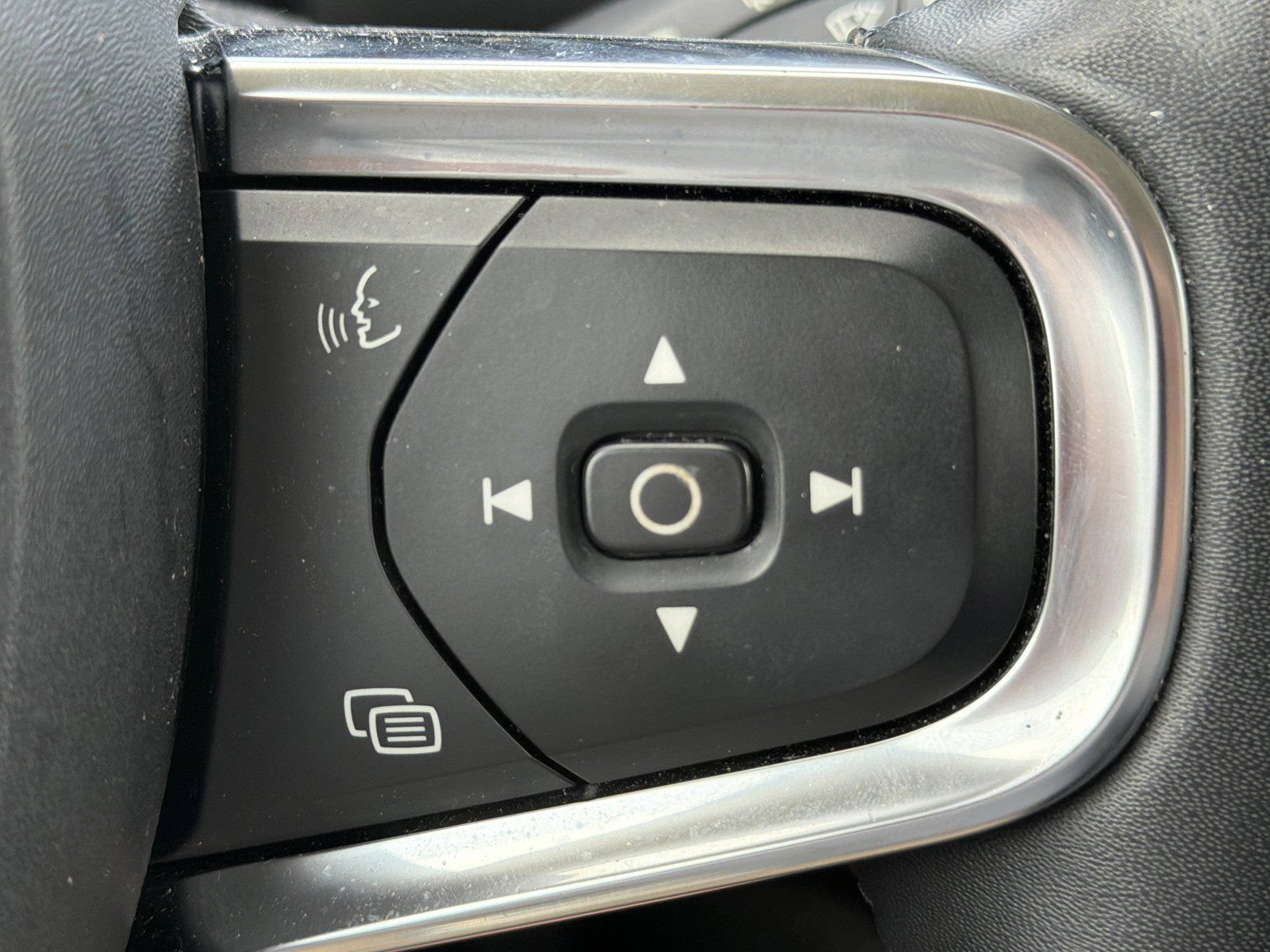 Used 2023 Volvo XC40 B4 Core w/ Convenience Package FWD image 30