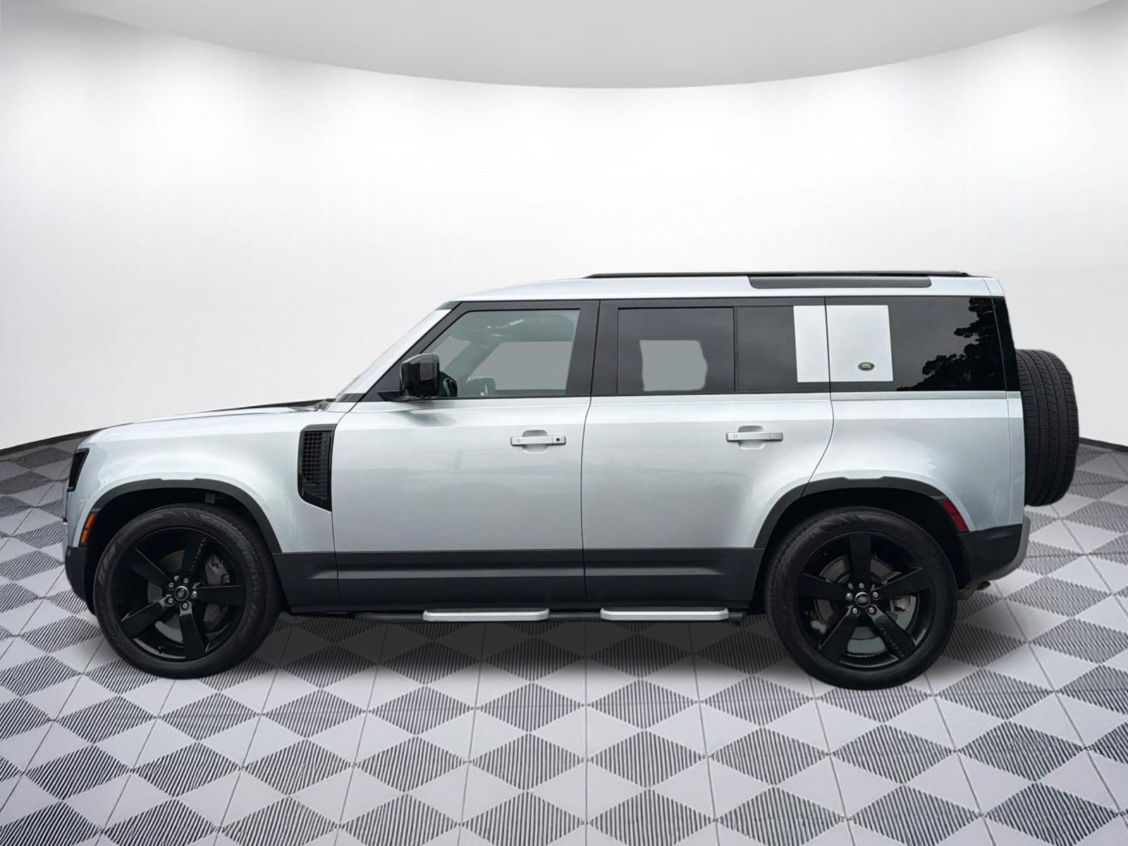 Used 2023 Land Rover Defender 110 SE AWD/4WD image 2