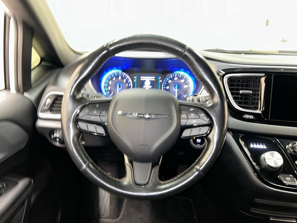 Used 2019 Chrysler Pacifica Touring Plus w/ S Appearance Package FWD image 17