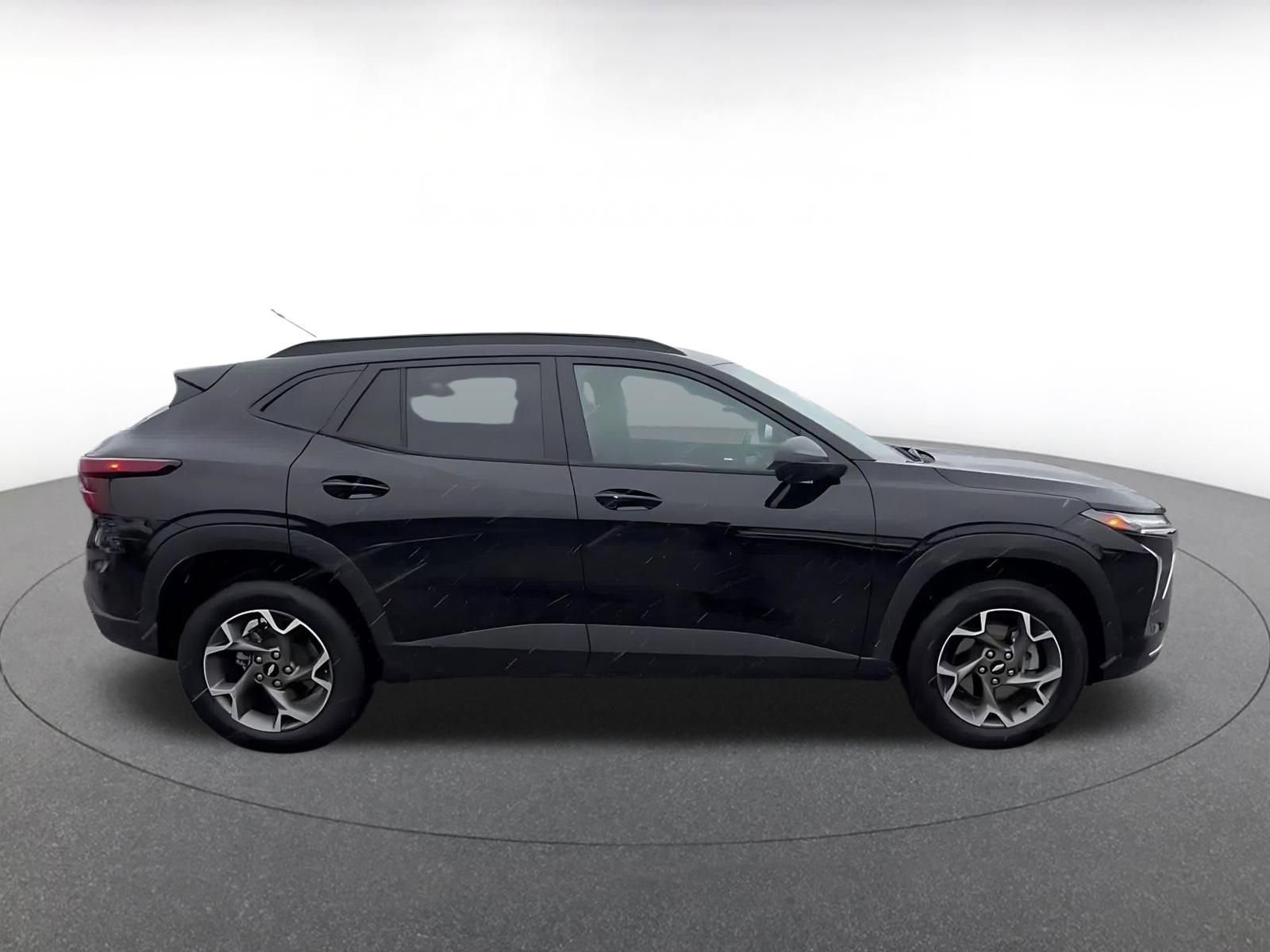 Used 2025 Chevrolet Trax LT w/ LT Convenience Package FWD image 16