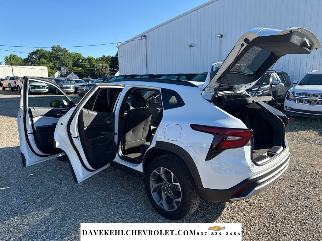 Used 2025 Chevrolet Trax LT FWD image 24