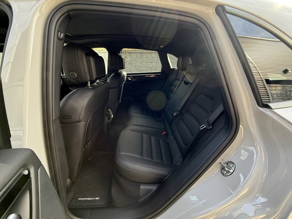 Certified 2025 Porsche Macan image 20