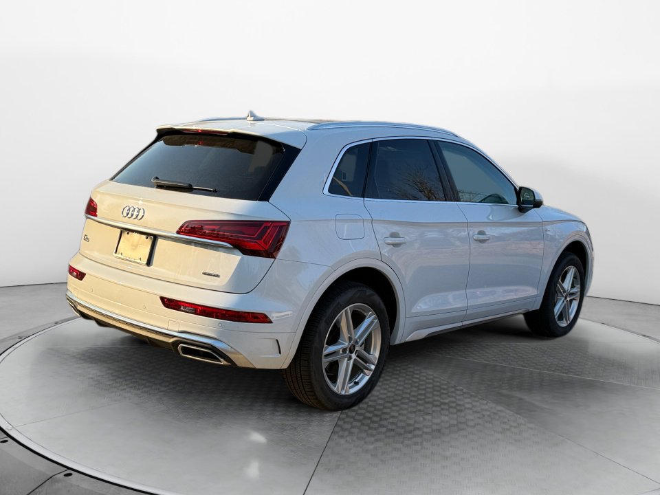 Used 2024 Audi Q5 e Premium w/ Convenience Package image 7