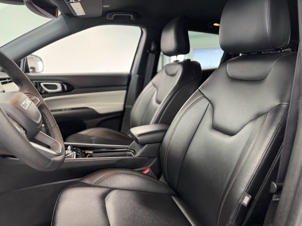 Used 2024 Jeep Compass Limited image 15