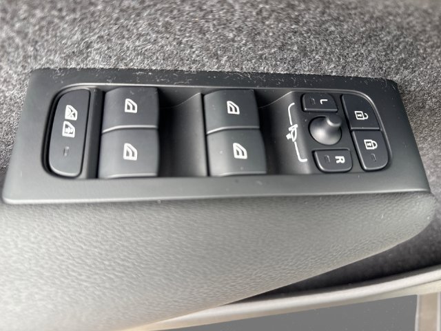 Certified 2025 Volvo XC40 B5 Ultra AWD/4WD image 18