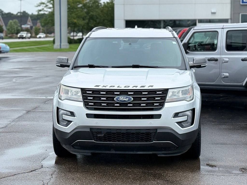 Used 2017 Ford Explorer XLT w/ Equipment Group 202A AWD/4WD image 28
