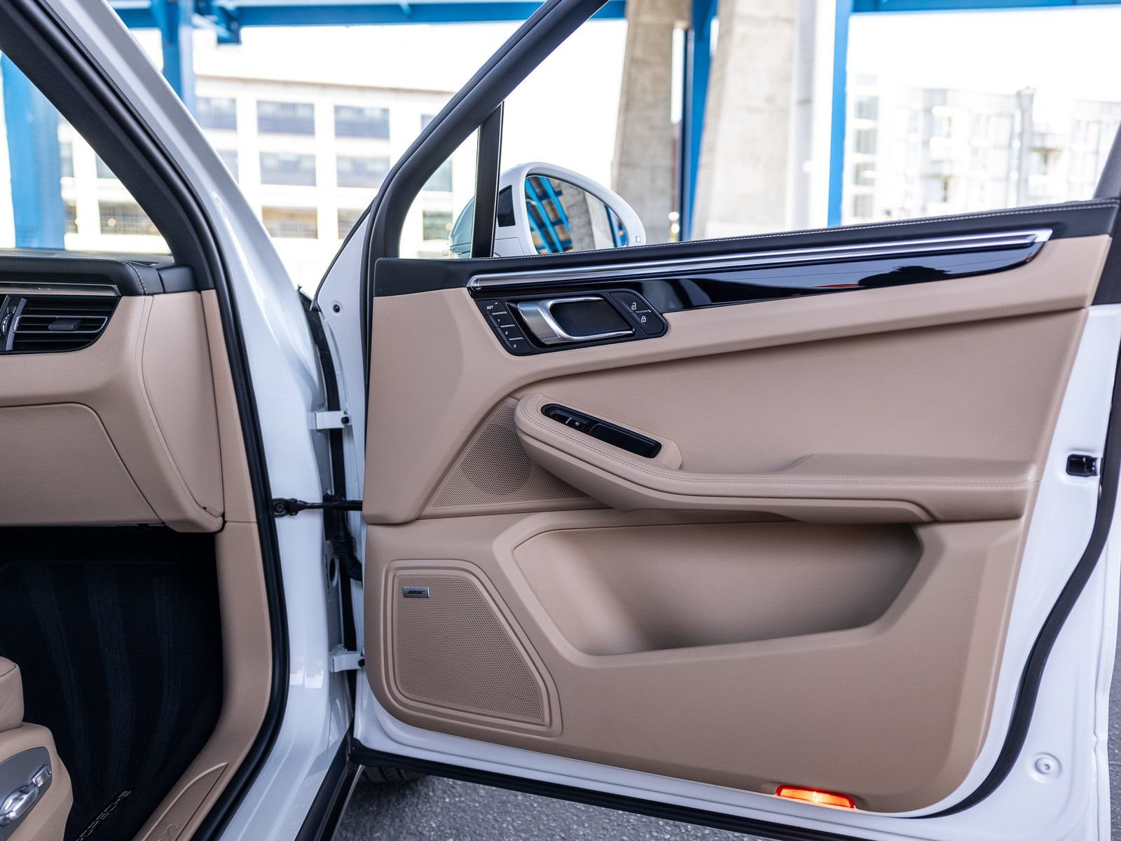 Certified 2024 Porsche Macan AWD/4WD image 40