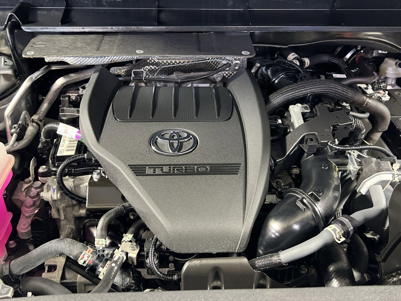 Used 2025 Toyota Highlander LE FWD image 30
