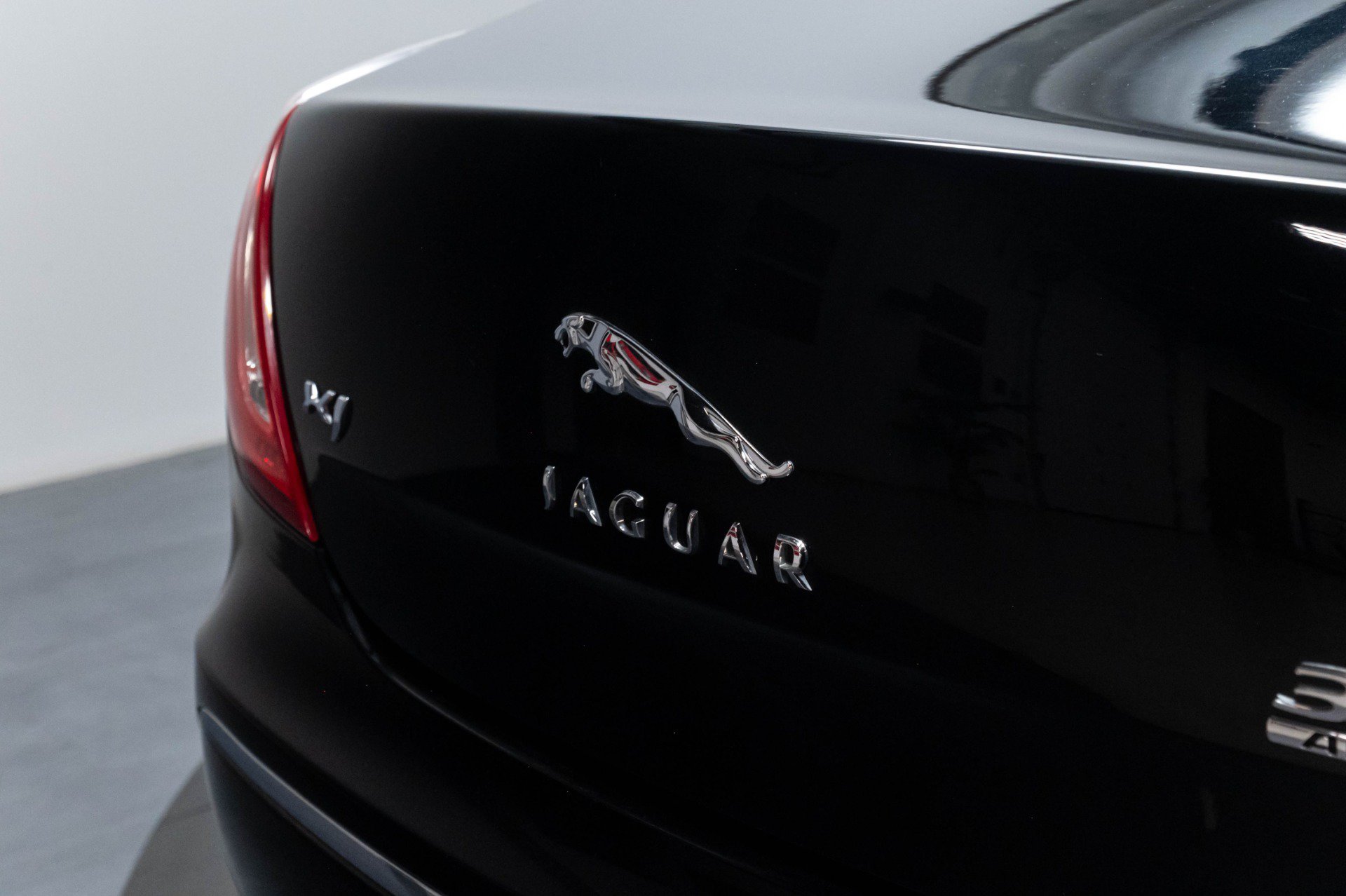 Used 2013 Jaguar XJ AWD image 52