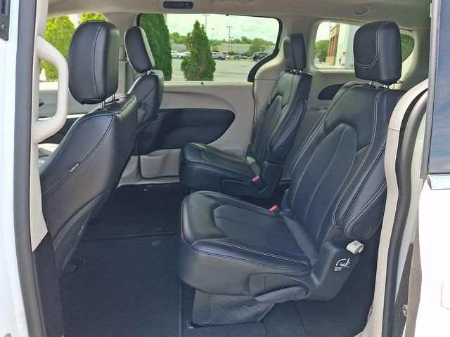 Certified 2024 Chrysler Pacifica Touring-L FWD image 10