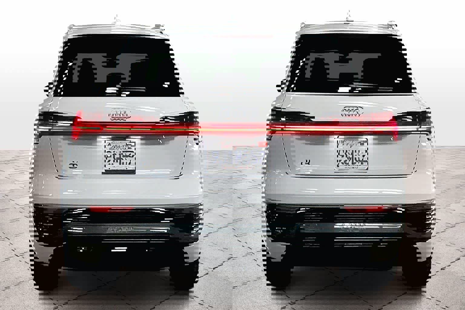 Used 2024 Audi Q8 e-tron Premium Plus w/ Premium Plus Package image 7