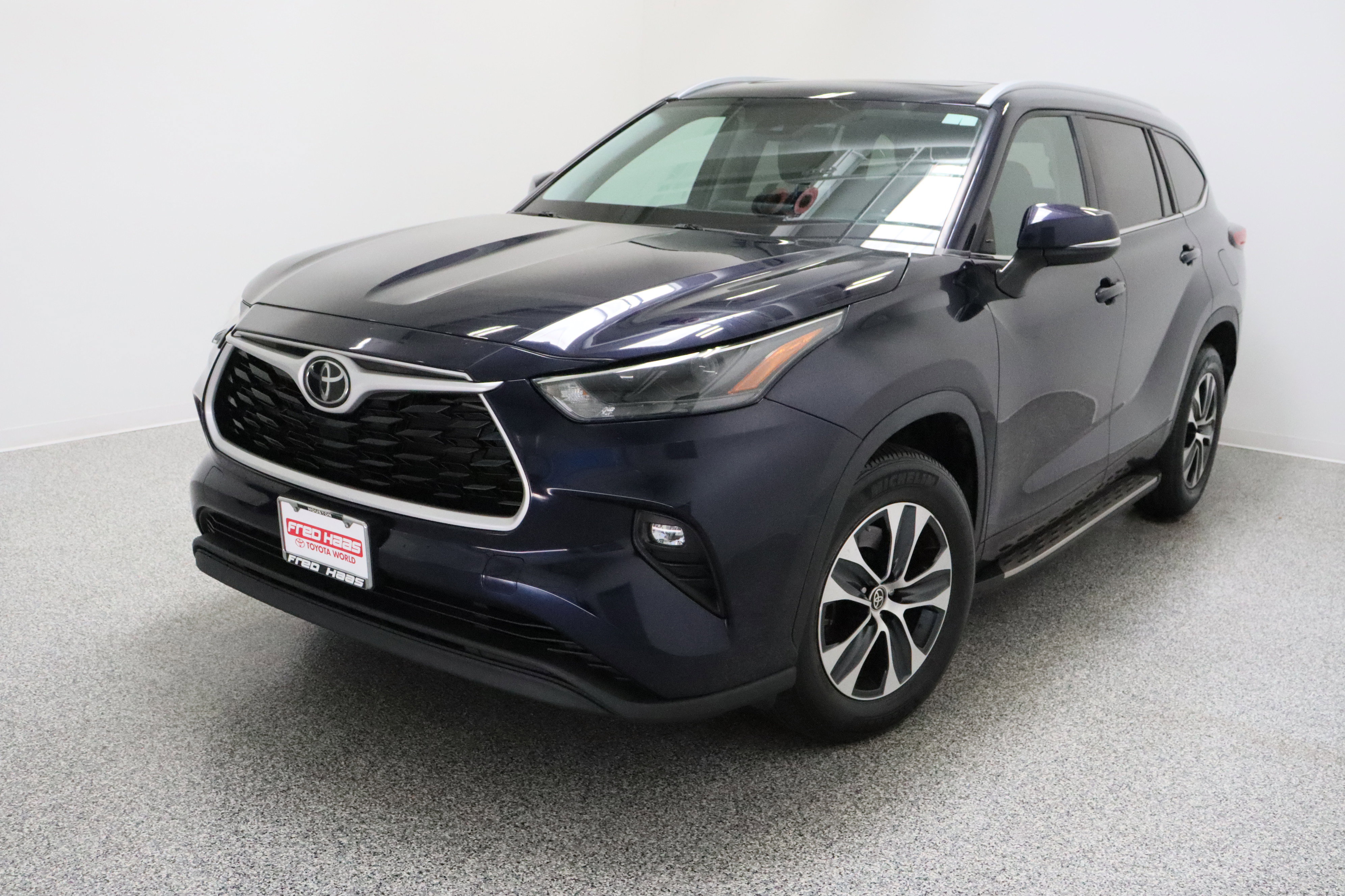 Used 2023 Toyota Highlander XLE image 2