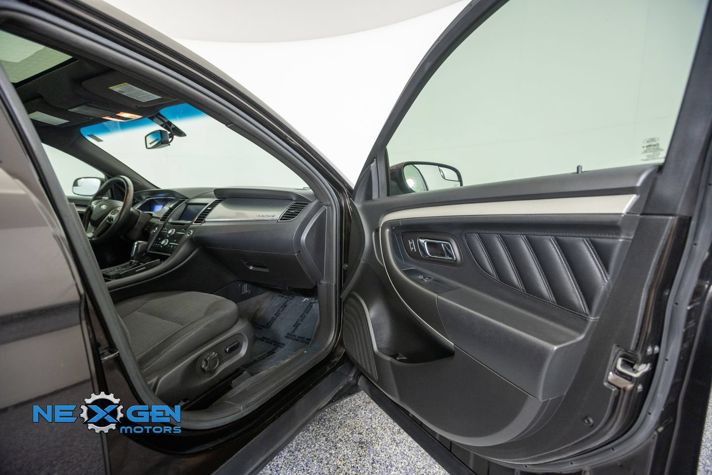 Used 2013 Ford Taurus SEL FWD image 38