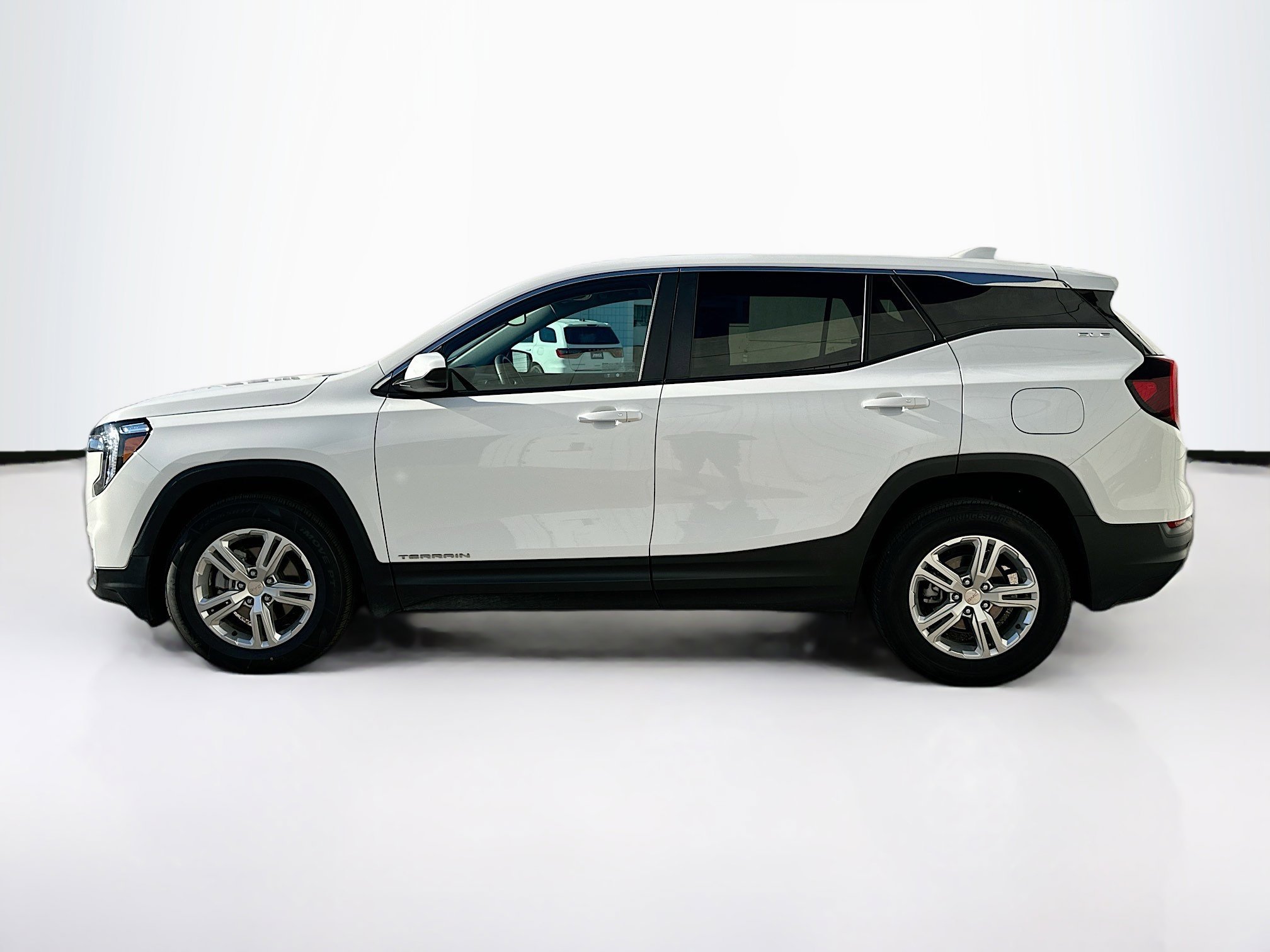 Used 2024 GMC Terrain SLE image 4