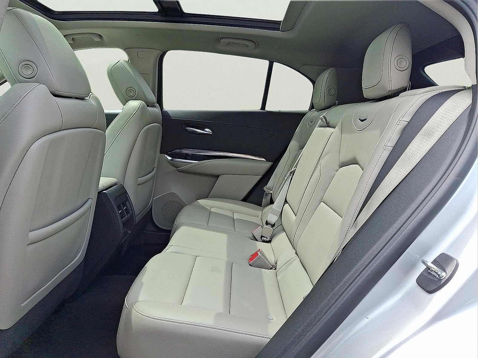 Used 2021 Cadillac XT4 Luxury w/ Cold Weather Package AWD/4WD image 8