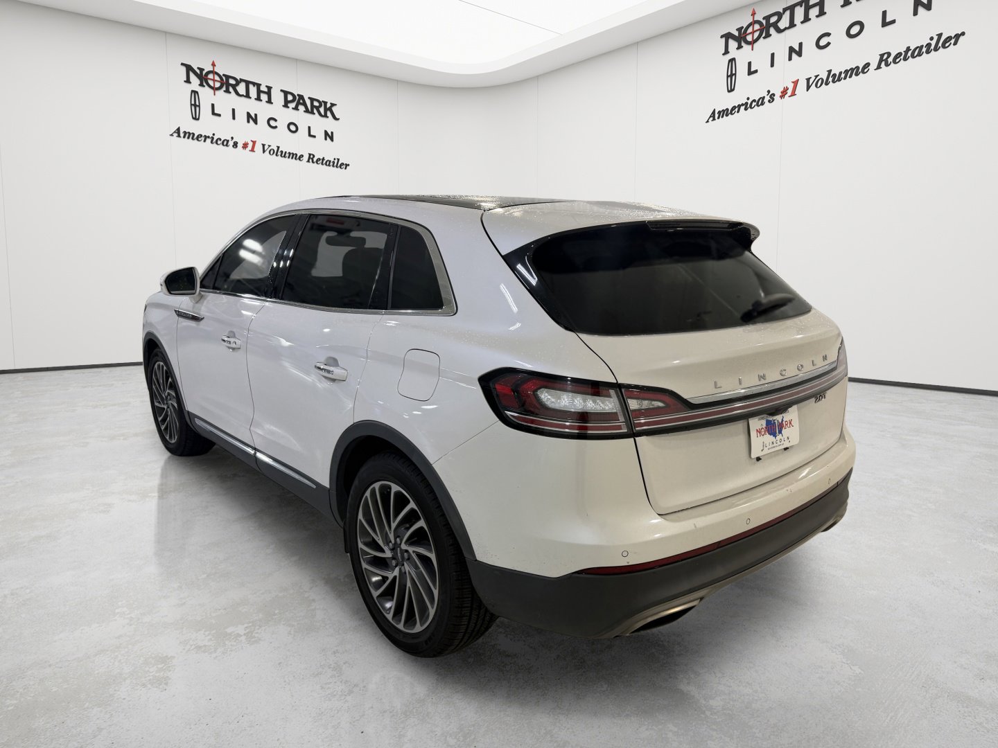 Used 2019 Lincoln Nautilus Reserve w/ Driver Assistance Package FWD image 3