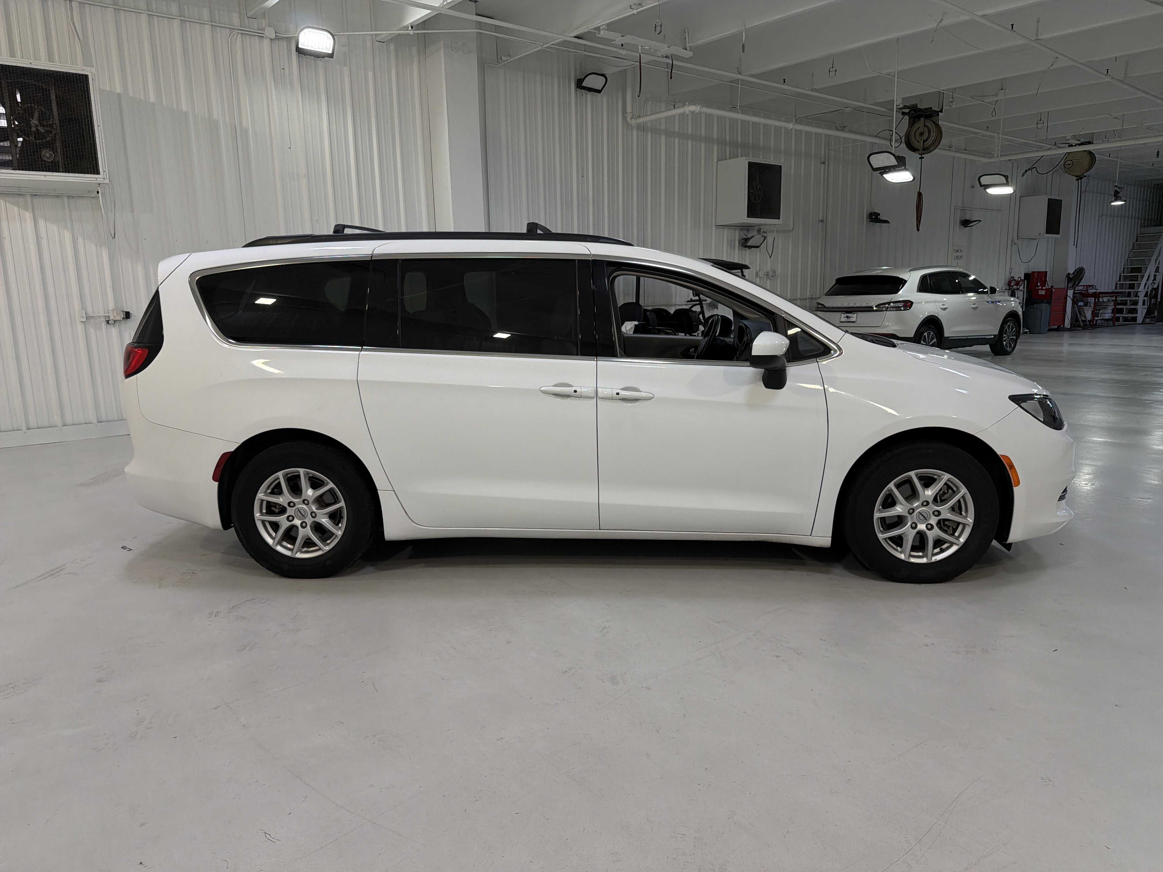 Used 2021 Chrysler Voyager Lxi image 6