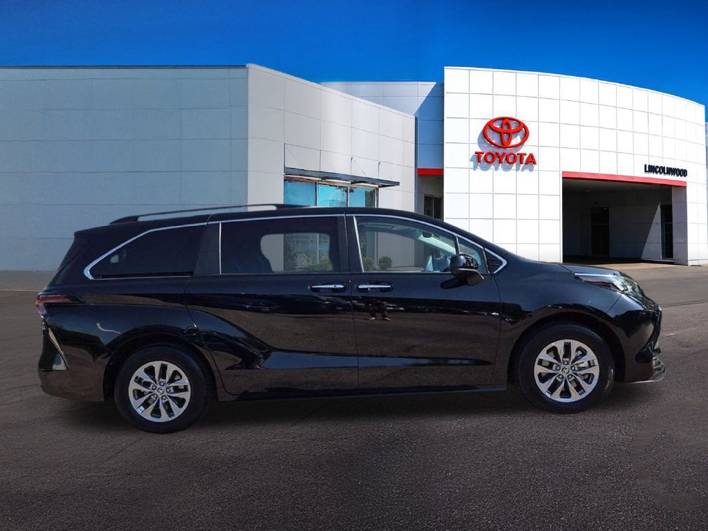 Used 2026 Toyota Sienna XLE FWD image 10