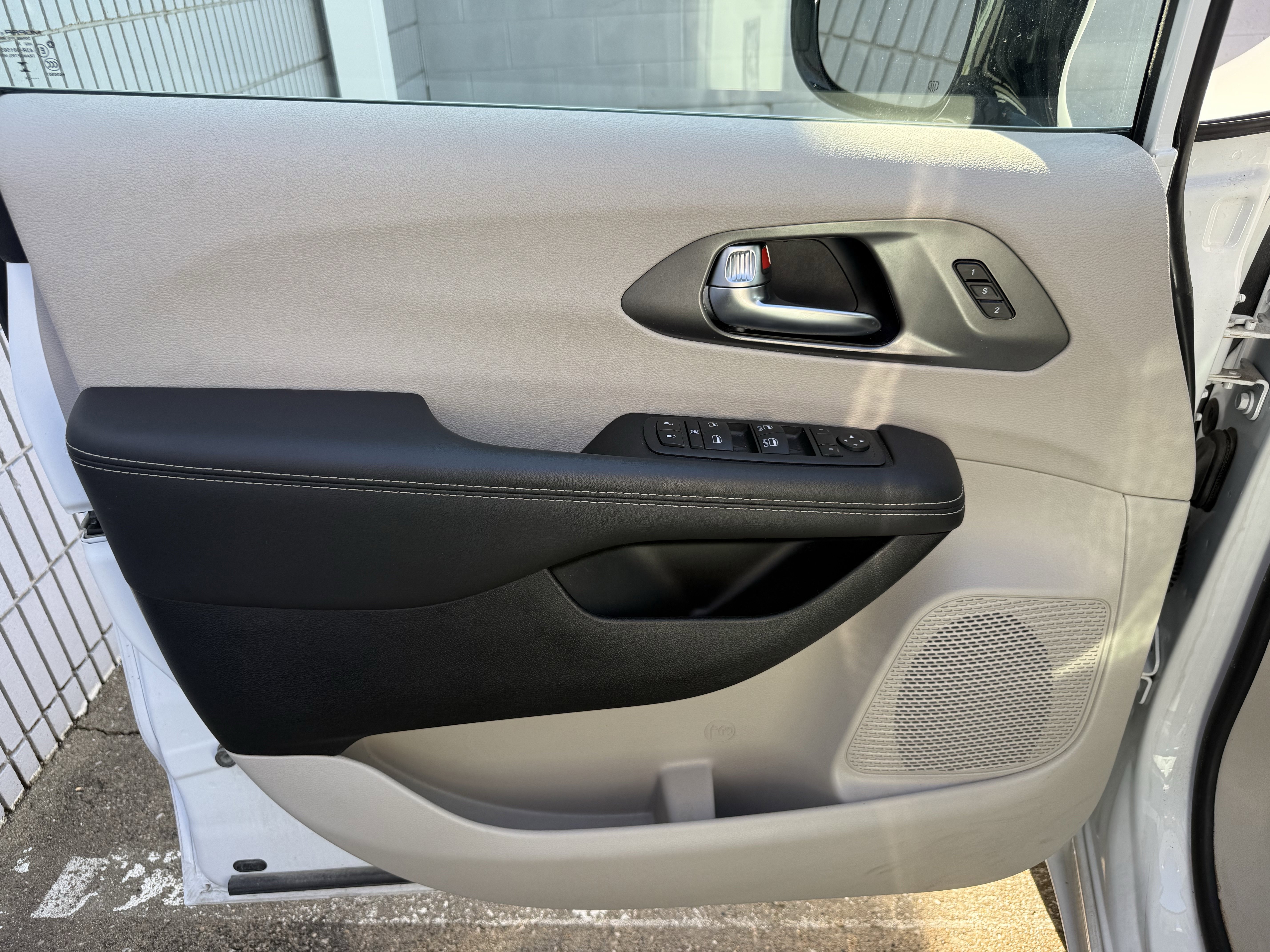 Used 2024 Chrysler Pacifica Touring-L image 11